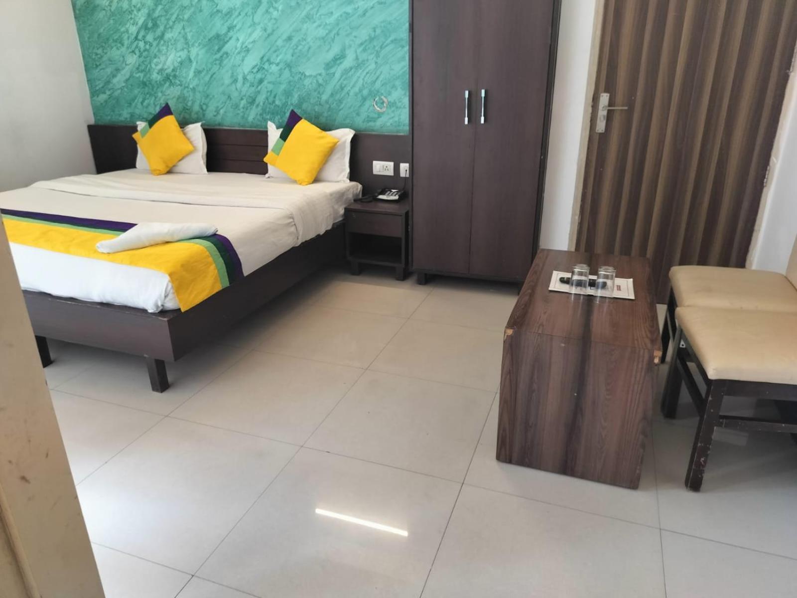 Hotel Global Inn -1 Km From Railway Station - Lift Food And Free Parking Lucknow Habitación foto
